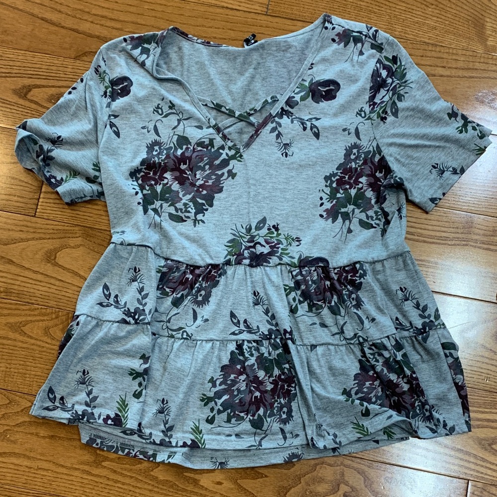 💛2/$20 BloomChic Gray Tiered Floral V-Neck Tunic with Plum Blooms size 16